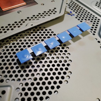 Preview: Ausgewechselte 1mm blaue Wärmeleitpads in einer Playstation 4 Konsole